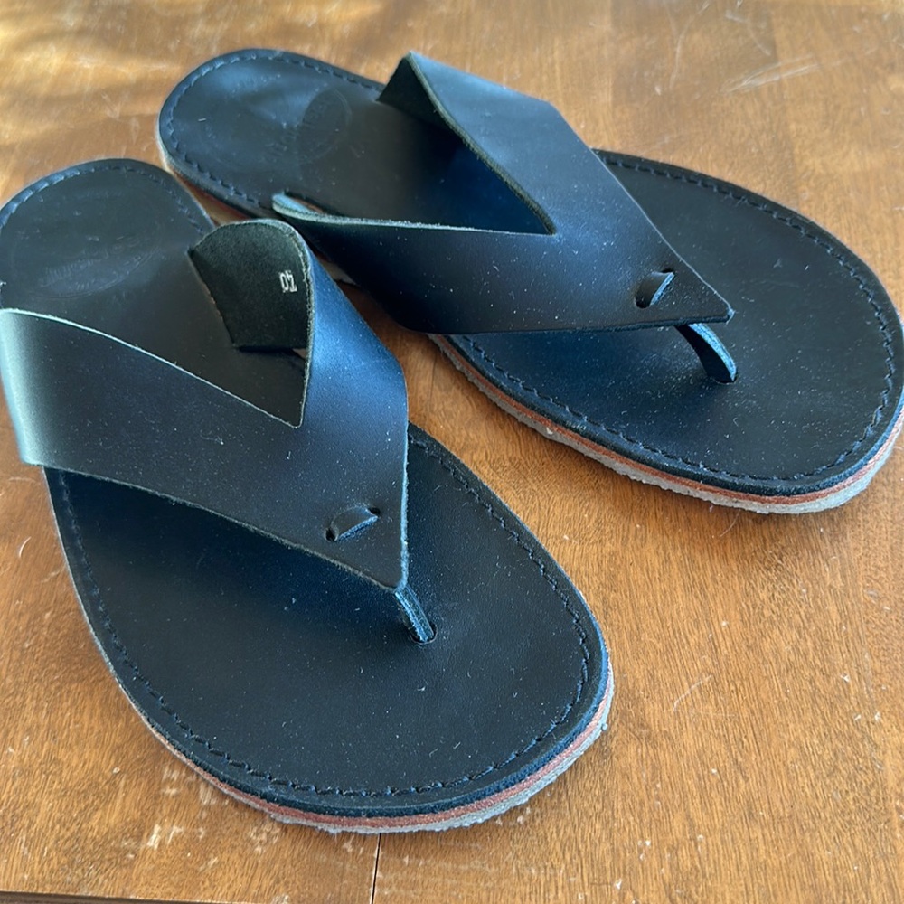 EUC duckfeet aero thing sandals size 40